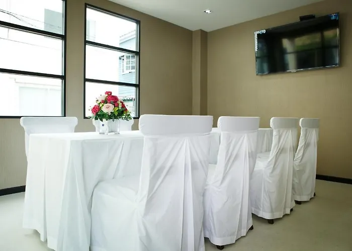 Alisha Court & 4* Bangkok